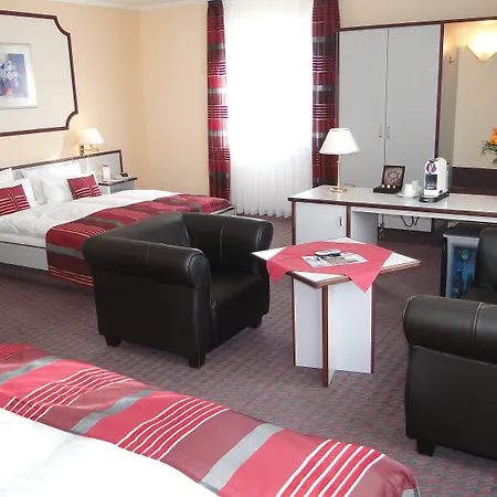 מלון Rhoener Land Garni - 4*