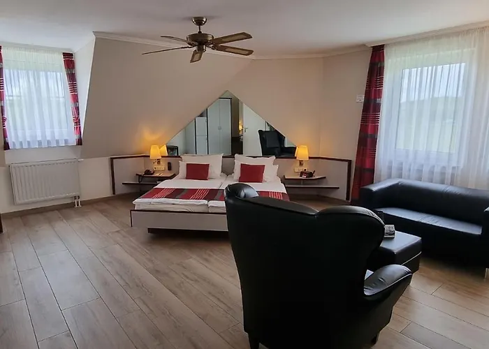 Rhoener Land Garni - מלון 4*
